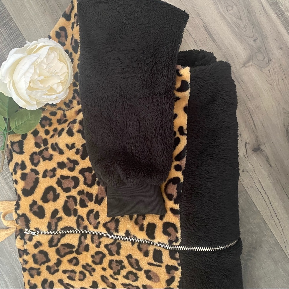 NWT Black Animal Print Fleece Pullover Hoodie Women's Sweater - Picture 6 of 8